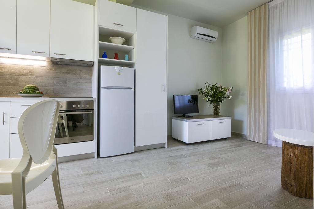 Olive Grove Studios & Apartments Свороната Екстериор снимка