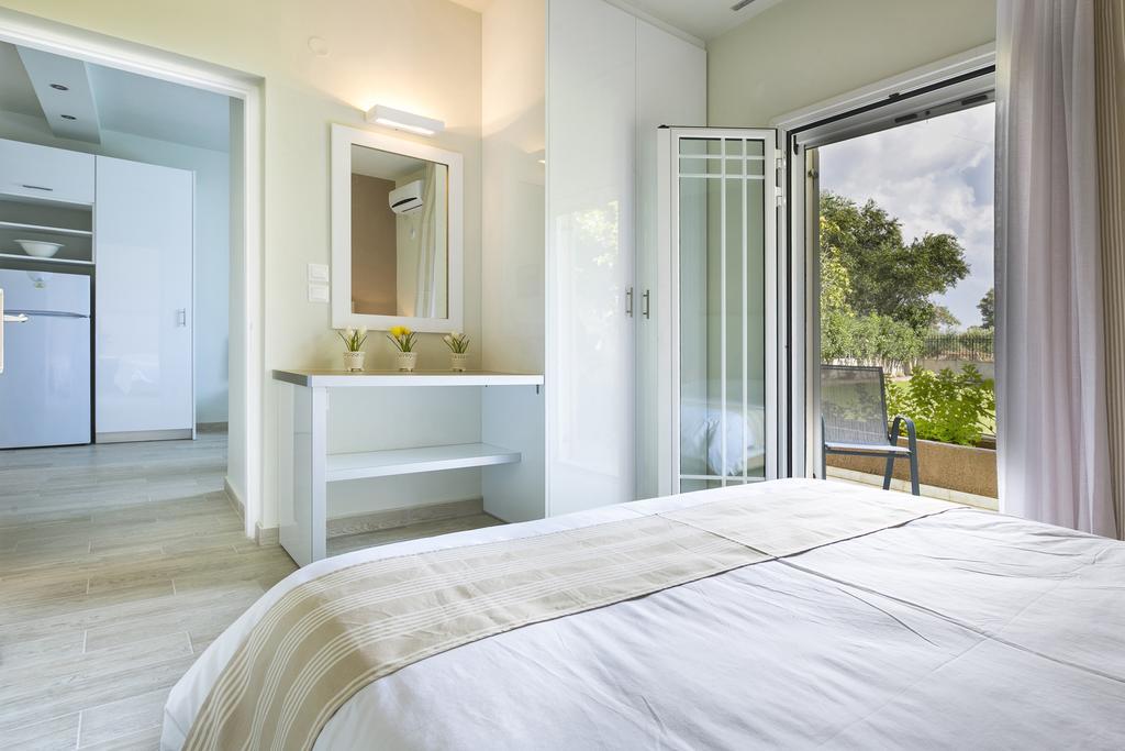 Olive Grove Studios & Apartments Свороната Екстериор снимка
