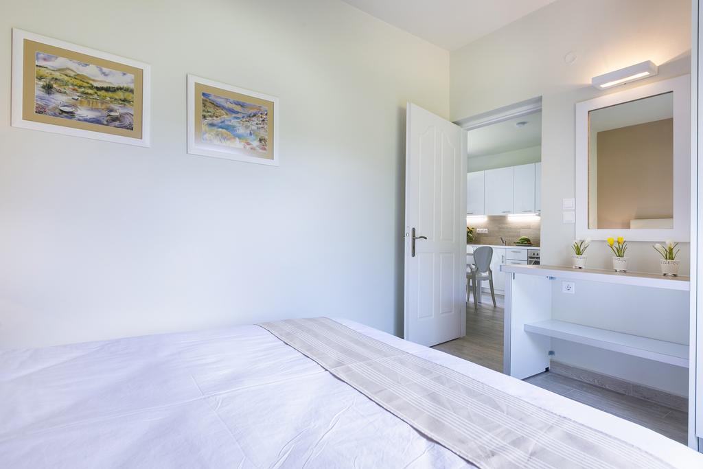 Olive Grove Studios & Apartments Свороната Екстериор снимка