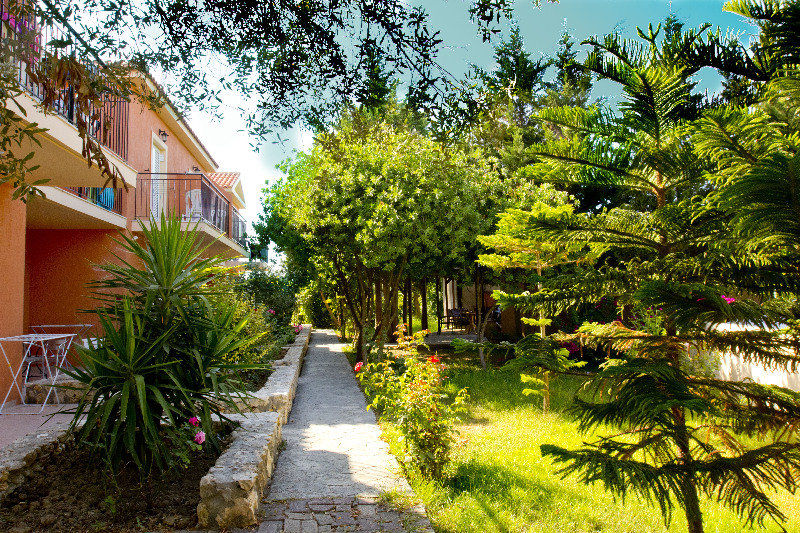 Olive Grove Studios & Apartments Свороната Екстериор снимка