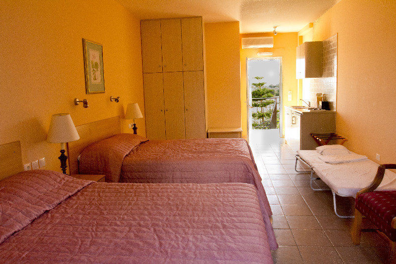 Olive Grove Studios & Apartments Свороната Екстериор снимка